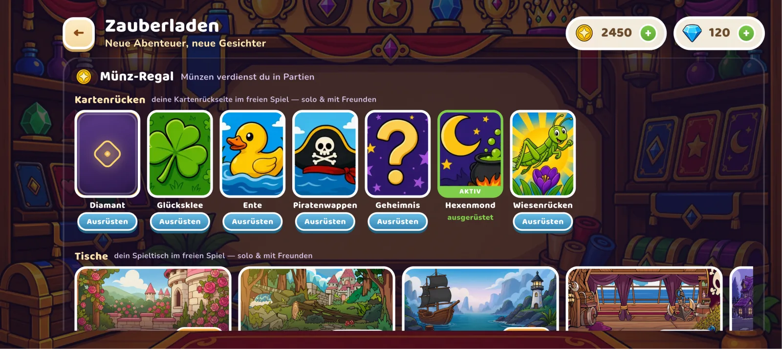 Der Zauberladen mit dem Münzregal, sieben Kartenrücken und einer Reihe Spieltische